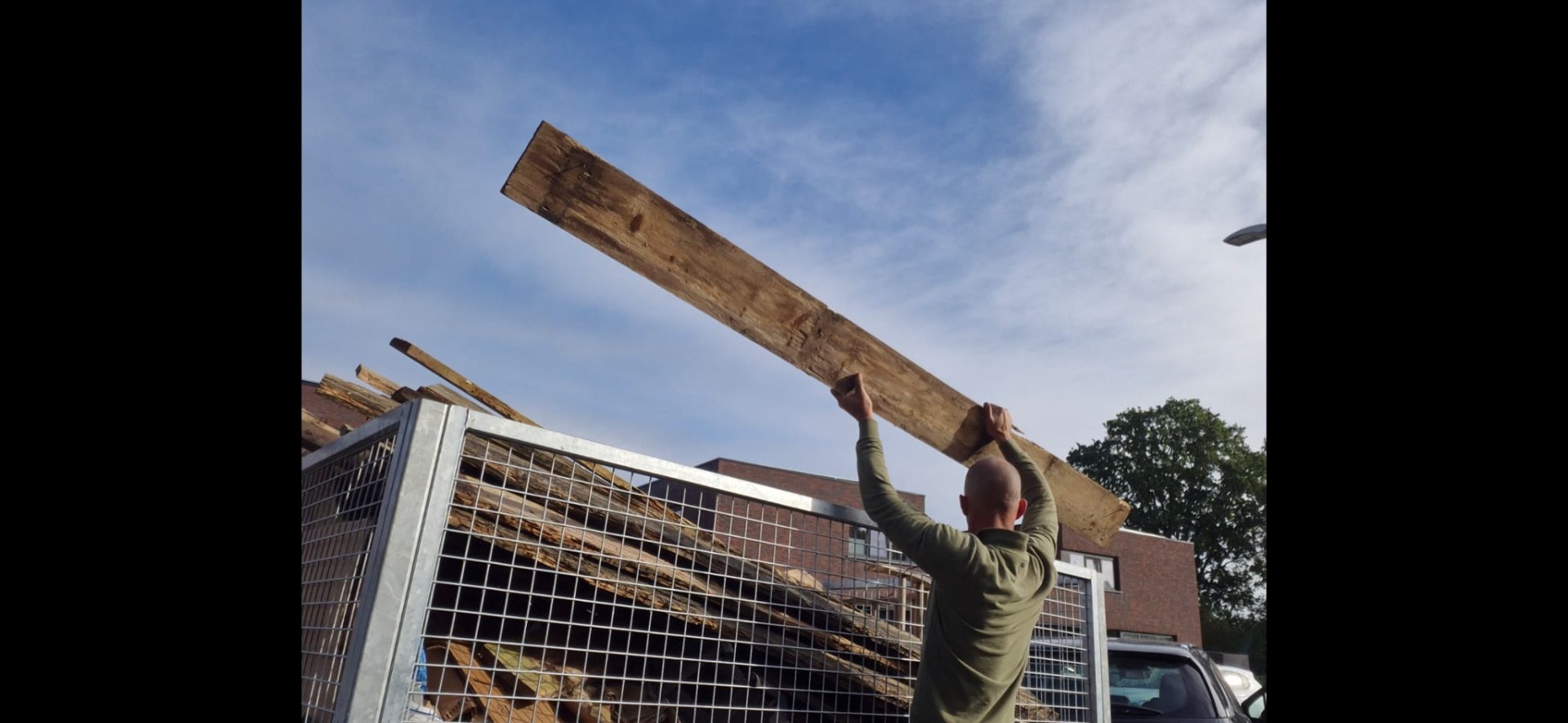 afbraak steigerhout en daarna netjes naar de sort gebracht. 