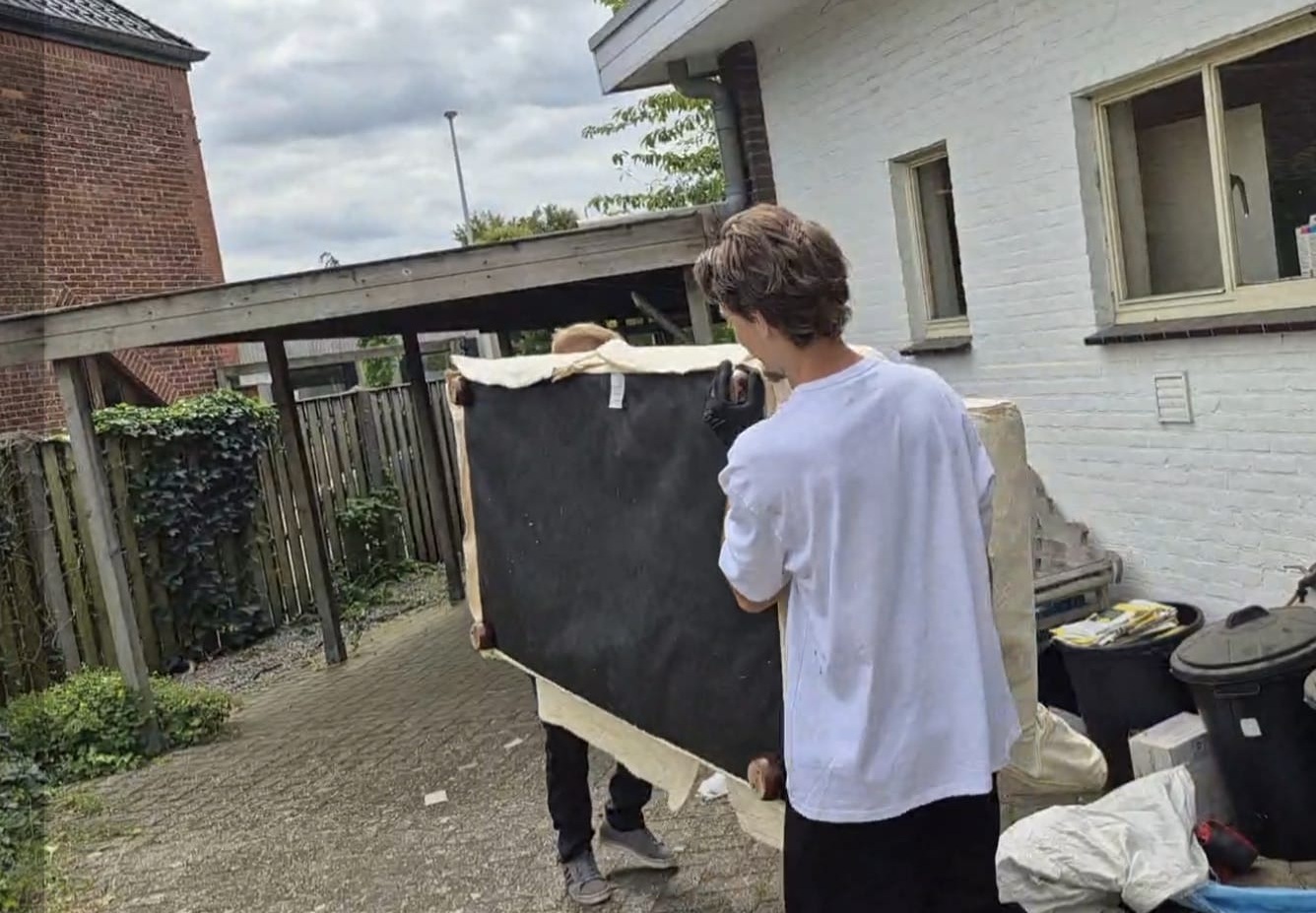 verwijderen inboedel in Pelt, oude banken verwijderd 