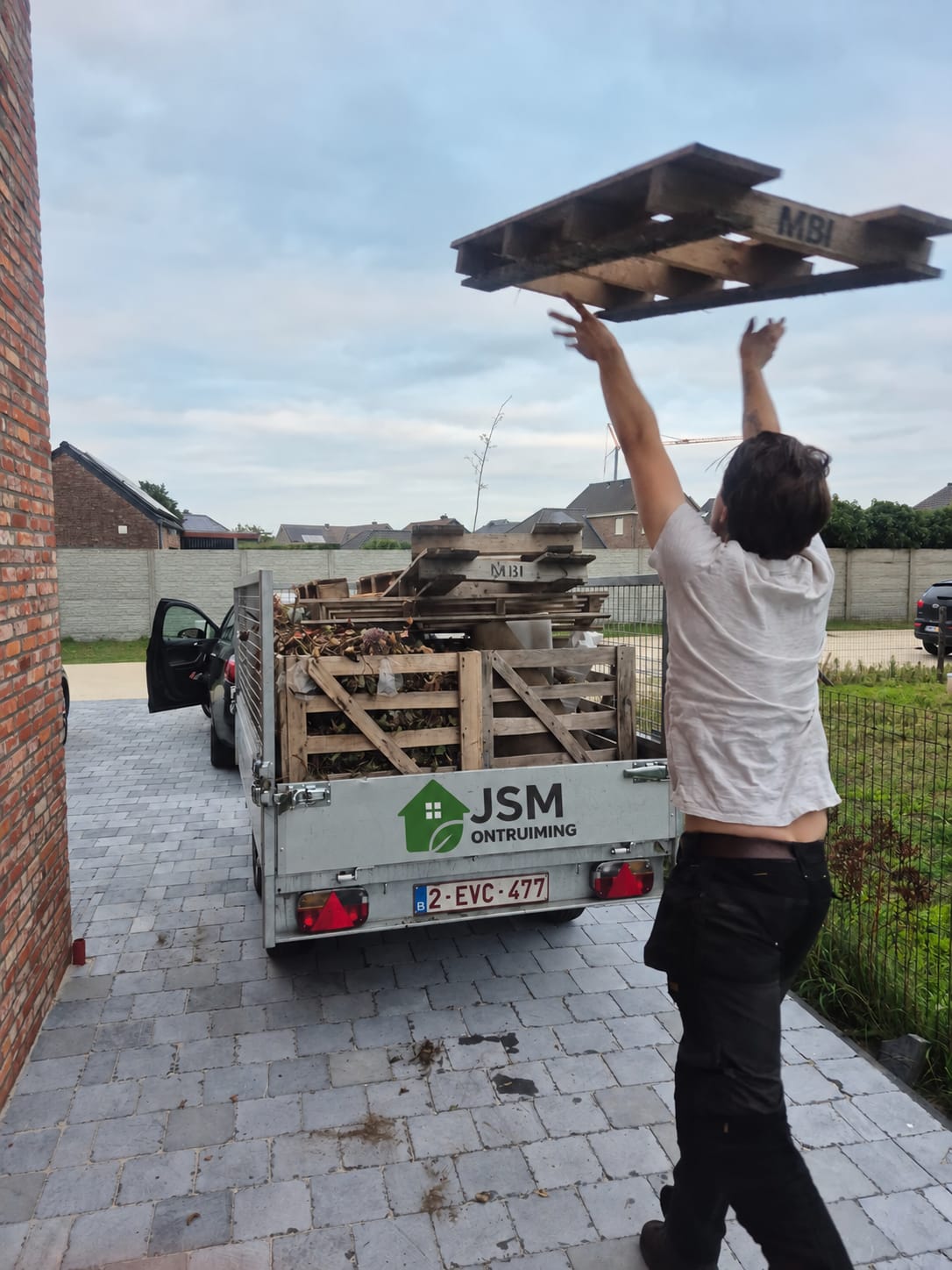 Pellets worden afgevoerd oude planken en tuin worden ook naar het recyclepark gebracht met een remork aanhanger